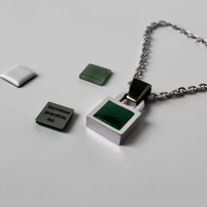 Men’s pendant with Green Agate insert and engraved message