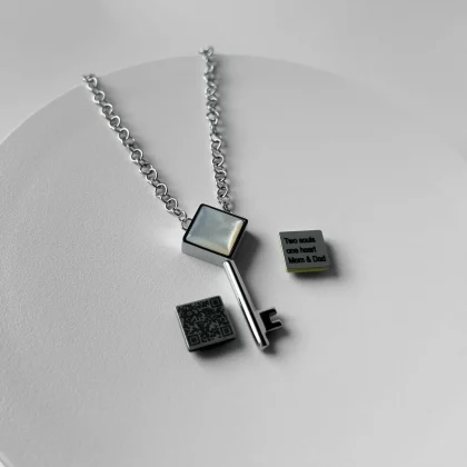 Women’s key pendant in stainless steel with natural Mother of Pearl, showing both hidden QR-code and engraved message insert – Jewel Cocktail
