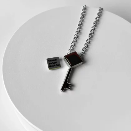 Women’s key-shaped pendant with red agate insert – Jewel Cocktail