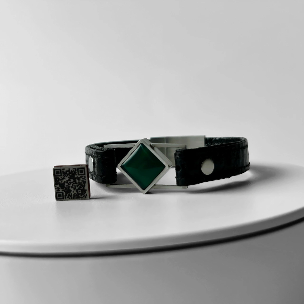 Women’s green agate bracelet with hidden QR message – Path of Prosperity