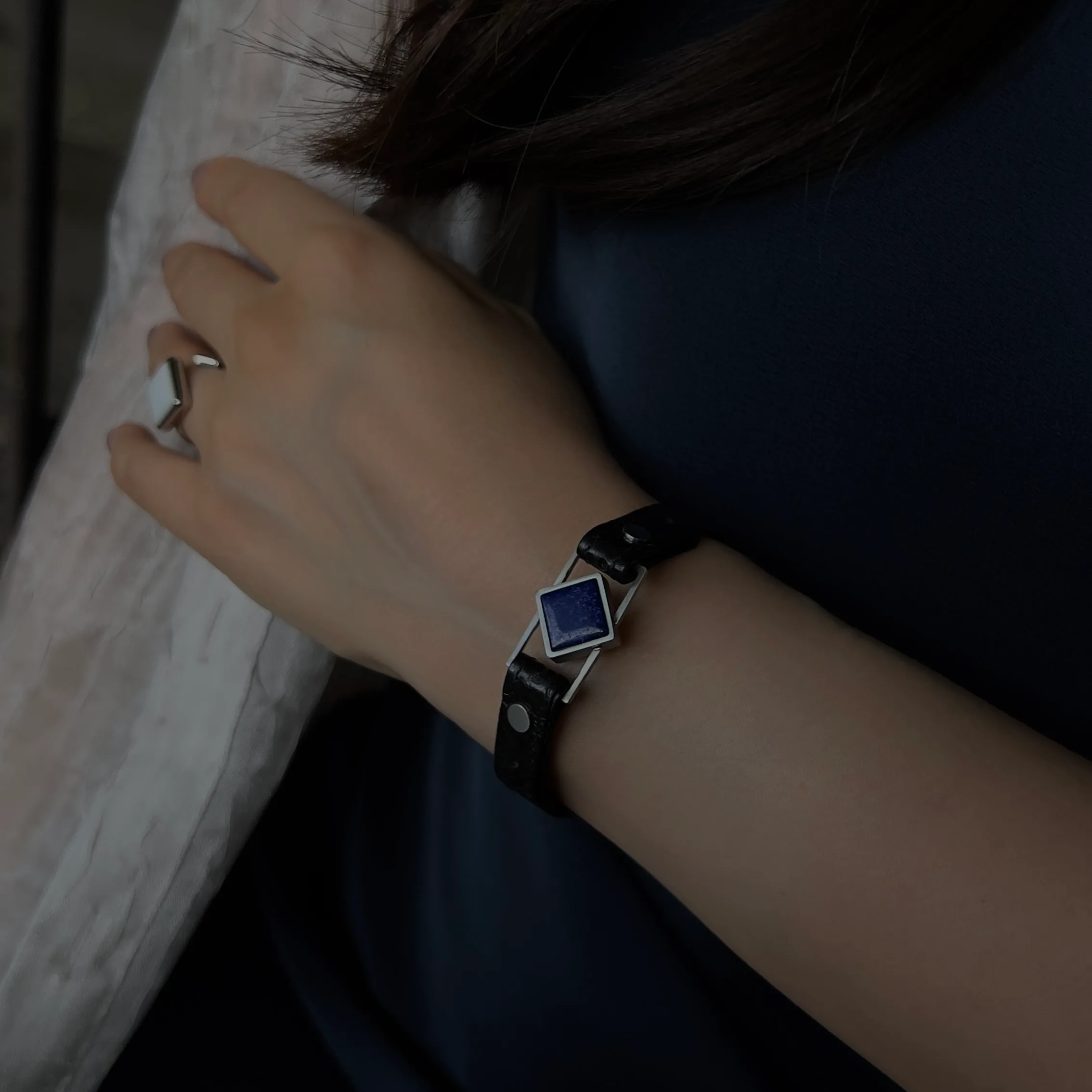 Blue lapis lasuli bracelet from Jewel Cocktail – night-sky stone on leather strap